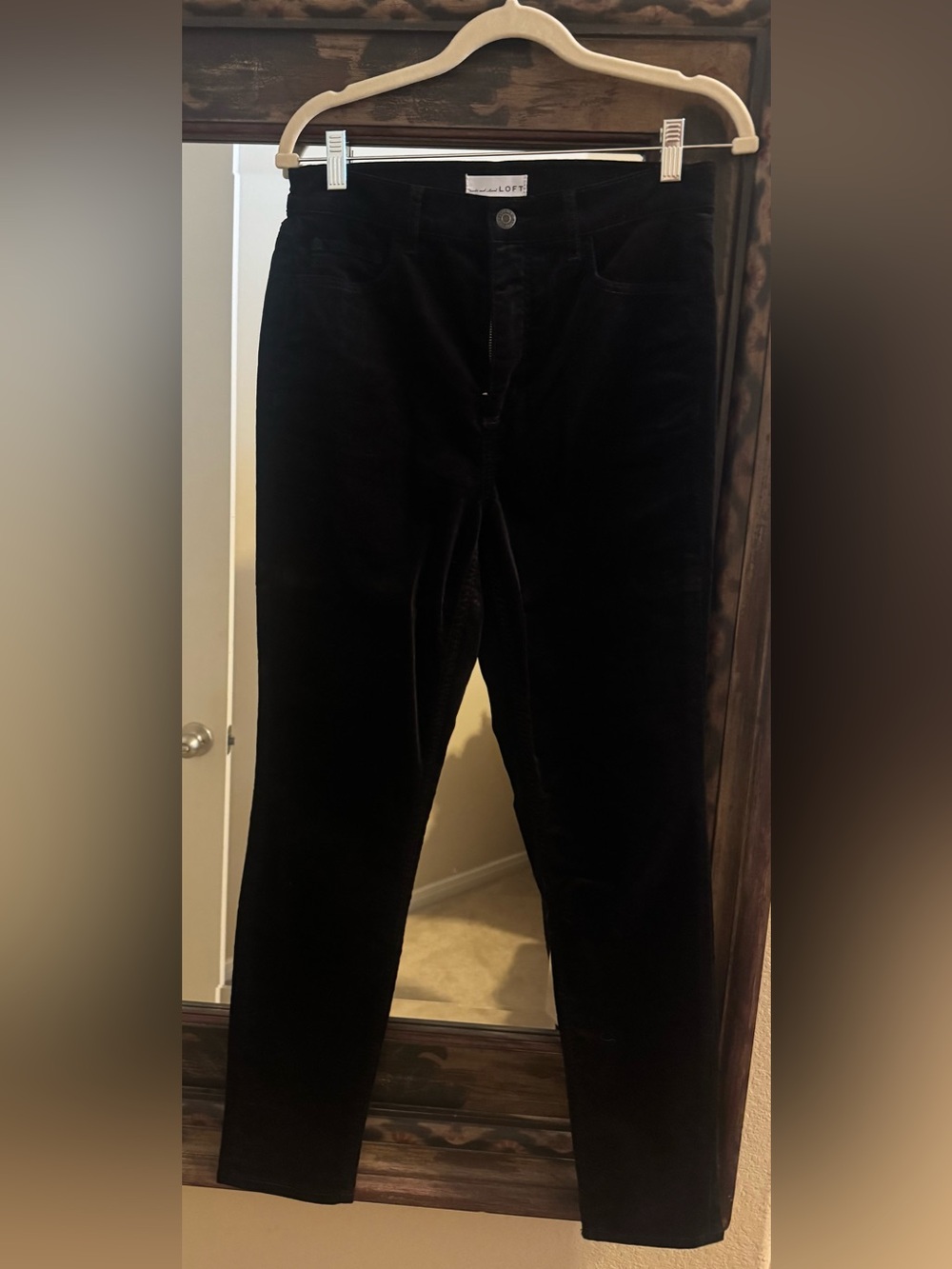 LOFT Women’s Black Velvet Straight Leg Pants. Size 29